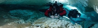 Florian Huber (links) und sein Kollege Christian Howe tauchen 2011 in dem undatierten Foto neben Jahrtausende alten Tropfsteinen in der Höhle „Cenote Las Calaveras“ in Mexiko.