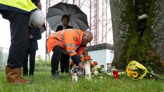 Nach dem tödlichen Gondelabsturz auf einer Brückenbaustelle bei Horb legten unter anderem Vertreter aus der Politik und Anwohner Blumen an der Unfallstelle nieder.