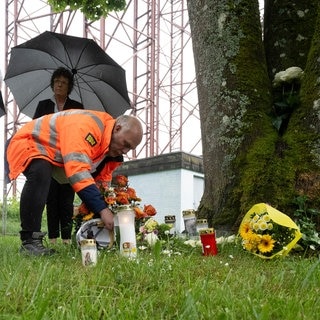 Nach dem tödlichen Gondelabsturz auf einer Brückenbaustelle bei Horb legten unter anderem Vertreter aus der Politik und Anwohner Blumen an der Unfallstelle nieder.