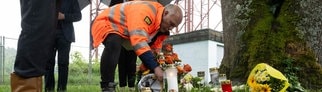 Nach dem tödlichen Gondelabsturz auf einer Brückenbaustelle bei Horb legten unter anderem Vertreter aus der Politik und Anwohner Blumen an der Unfallstelle nieder.
