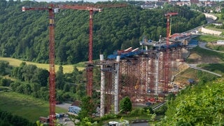 Horb: Bei der Brückenbaustelle der Neckartalbrücke mit drei toten Bauarbeitern nach einem Unfall läuft die Ursachensuche. (Foto: dpa Bildfunk, picture alliance/dpa | Marijan Murat) Horb: Bei der Brückenbaustelle der Neckartalbrücke mit drei toten Bauarbeitern nach einem Unfall läuft die Ursachensuche.