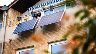 Zwei Solarmodule an einem Balkon. Stiftung Warentest hat Balkonkraftwerk getestet.