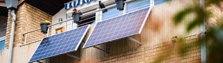 Zwei Solarmodule an einem Balkon. Stiftung Warentest hat Balkonkraftwerk getestet.
