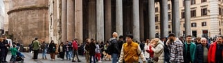 Rom: Touristen vor dem Pantheon, einem antiken Tempel, der heute eine Kirche ist.