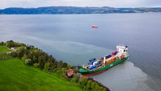 Ein Containerschiff ist in Norwegen bei Trondheim auf Grund gelaufen. Es stoppte kurz vor einem Haus im Garten.