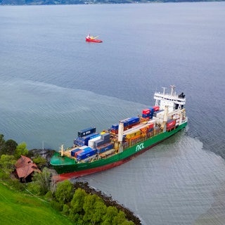 Ein Containerschiff ist in Norwegen bei Trondheim auf Grund gelaufen. Es stoppte kurz vor einem Haus im Garten.