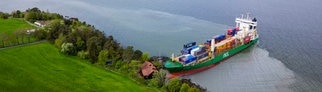 Ein Containerschiff ist in Norwegen bei Trondheim auf Grund gelaufen. Es stoppte kurz vor einem Haus im Garten.
