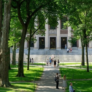 Harvard-University in den USA: Donald Trump und die US-Regierung wollen verbieten, dass ausländische Studierende sich an der Universität einschreiben dürfen.