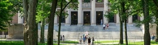 Harvard-University in den USA: Donald Trump und die US-Regierung wollen verbieten, dass ausländische Studierende sich an der Universität einschreiben dürfen.