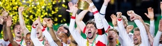VfB Stuttgart gewinnt den DFB-Pokal gegen Arminia Bielefeld: Spieler reißen den Pokal in die Höhe - die Fans im Ausnahmezustand.