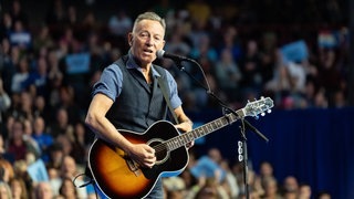 US-Star Bruce Springsteen auf der Bühne: Der Musiker kritisiert US-Präsident Donald Trump und wird von ihm beschimpft.