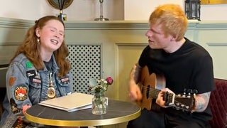 Ellie Banke sing mit ihrem Idol Ed Sheeran im Duett den Song Dive