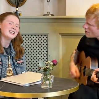 Ellie Banke sing mit ihrem Idol Ed Sheeran im Duett den Song Dive