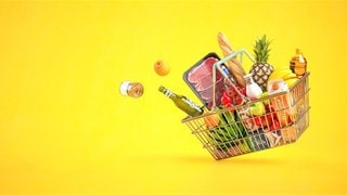 Symbolbild von einem Einkaufskorb mit Produkten aus dem Discounter. Die senken die Preise in ihren Läden.