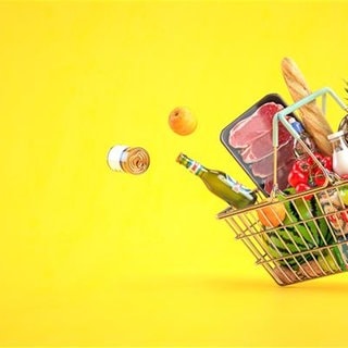 Symbolbild von einem Einkaufskorb mit Produkten aus dem Discounter. Die senken die Preise in ihren Läden.