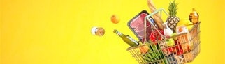 Symbolbild von einem Einkaufskorb mit Produkten aus dem Discounter. Die senken die Preise in ihren Läden.