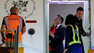 Der Moment, in dem Emmanuel Macron von seiner Ehefrau Brigitte im Flugzeug eine leichte Ohrfeige bekommt.