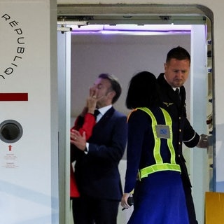 Der Moment, in dem Emmanuel Macron von seiner Ehefrau Brigitte im Flugzeug eine leichte Ohrfeige bekommt.