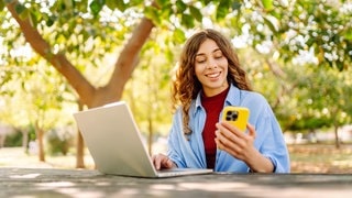 Eine Frau schaut auf ihr Smartphone. Das ändert sich im Juni.