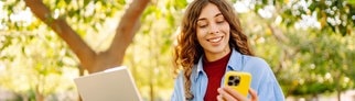 Eine Frau schaut auf ihr Smartphone. Das ändert sich im Juni.