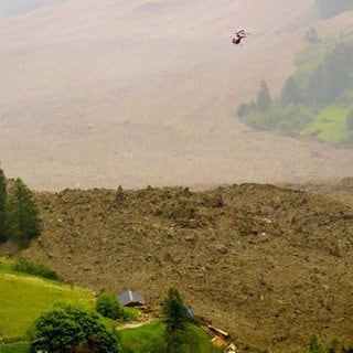Eine große Lawine mit einem Gemisch aus Eis, Fels, Schnee und Wasser erreicht den Talboden in Wiler, nachdem der Birchgletscher oberhalb von Blatten abgebrochen ist. 