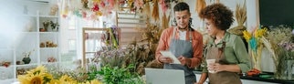 Ein Mann und eine Frau arbeiten in einem Blumengeschäft. Symbolbild für eine Studie, die zeigt, dass Menschen im gleichen Job oft ähnliche Persönlichkeiten haben.