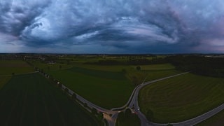 Dunkle Gewitterwolken ziehen über Landsberg am Lech.