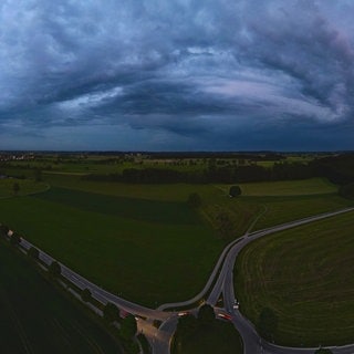 Dunkle Gewitterwolken ziehen über Landsberg am Lech.