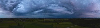 Dunkle Gewitterwolken ziehen über Landsberg am Lech.