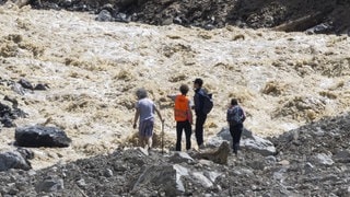 Menschen werden vor Ort mit dem Helikopter auf dem Erdrutsch abgesetzt. Ein grosser Teil des Dorfes Blatten im Lötschental in der Schweiz wurde unter Massen von Eis, Schlamm und Felsen begraben.