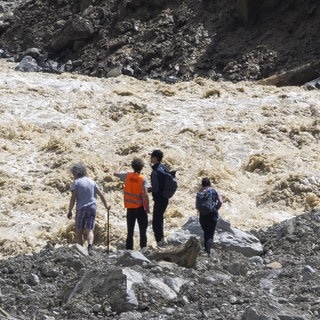 Menschen werden vor Ort mit dem Helikopter auf dem Erdrutsch abgesetzt. Ein grosser Teil des Dorfes Blatten im Lötschental in der Schweiz wurde unter Massen von Eis, Schlamm und Felsen begraben.