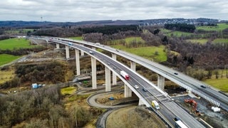 Die Talbrücke Rinsdorf an der Autobahn 45 (A45). Sie wird quer verschoben.