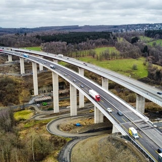 Die Talbrücke Rinsdorf an der Autobahn 45 (A45). Sie wird quer verschoben.