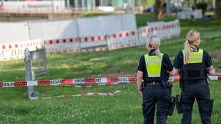 In Köln stehen Einsatzkräfte des Ordnungsamtes im Bereich der gefundenen drei Bomben aus dem Zweiten Weltkrieg zur Bewachung. Für die Entschärfung der Blindgänger muss ein großer Teil der Kölner Innenstadt abgesperrt werden. 