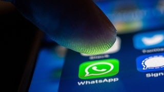 Ein Finger berührt das Whatsapp-Logo auf einem Smartphone. Bei Whatsapp gibt es jetzt einen neuen Chat mit Nachrichten von Whatsapp.