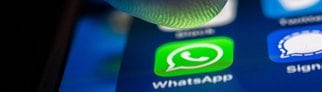 Ein Finger berührt das Whatsapp-Logo auf einem Smartphone. Bei Whatsapp gibt es jetzt einen neuen Chat mit Nachrichten von Whatsapp.