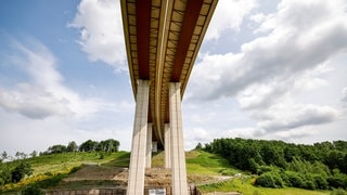 Blick auf den Brücken-Koloss an der A45 - Sauerlandlinie. Dieser wird samt Unterbau mit den bis zu 70 Meter hohen Pfeilern seit 03.06.2025 quer verschoben. Das Bauwerk rückt damit an das zweite Teilbauwerk heran, auf dem derzeit der Verkehr läuft. Insgesamt soll die VErschiebung bis zu 30 Stunden dauern.
