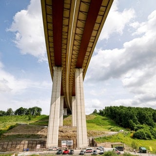 Blick auf den Brücken-Koloss an der A45 - Sauerlandlinie. Dieser wird samt Unterbau mit den bis zu 70 Meter hohen Pfeilern seit 03.06.2025 quer verschoben. Das Bauwerk rückt damit an das zweite Teilbauwerk heran, auf dem derzeit der Verkehr läuft. Insgesamt soll die VErschiebung bis zu 30 Stunden dauern.