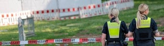 Einsatzkräfte stehen im Bereich der drei gefundenen Weltkriegs-Bomben, weshalb Teile der Kölner Innenstadt evakuiert werden mussten