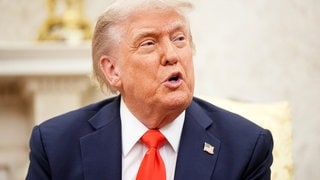 US-Präsident Donald Trump spricht beim Empfang von Bundeskanzler Merz (CDU) im Oval Office im Weißen Haus. Es ist das erste Treffen zwischen beiden Politikern seit Amtsantritt von Trump und Merz.