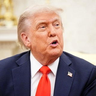 US-Präsident Donald Trump spricht beim Empfang von Bundeskanzler Merz (CDU) im Oval Office im Weißen Haus. Es ist das erste Treffen zwischen beiden Politikern seit Amtsantritt von Trump und Merz.