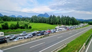 Auf der Tauernautobahn A10 am Knoten Salzburg staut sich der an Pfingsten der Verkehr auf bis zu 45 km Stau.