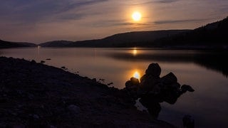 Der Erdbeermond ist über dem Schluchsee in Baden-Württemberg zu sehen.
