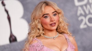 Sabrina Carpenter wird für ihr Album-Cover „Man's Best Friend“ kritisiert.