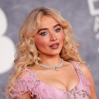 Sabrina Carpenter wird für ihr Album-Cover „Man's Best Friend“ kritisiert.