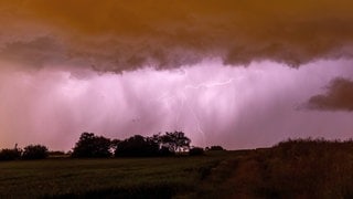 Der Blitz eines Gewitters ist am Abend am Himmel über Kronberg zu sehen.
