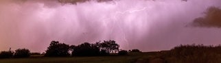 Der Blitz eines Gewitters ist am Abend am Himmel über Kronberg zu sehen.
