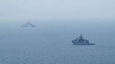 Man sieht zwei französische Marineschiffe vor der Mittelmeerküste.