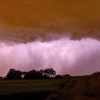 Der Blitz eines Gewitters ist am Abend am Himmel über Kronberg zu sehen. Symbolbild für Warnungen zu Unwetter, Hagel und Gewitter in Rheinland-Pfalz und Baden-Württemberg.
