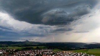 Ein Gewitter über Schwäbisch Gmünd in BW. Symbolbild für Warnungen zu Unwetter, Hagel und Gewitter in Rheinland-Pfalz und Baden-Württemberg.